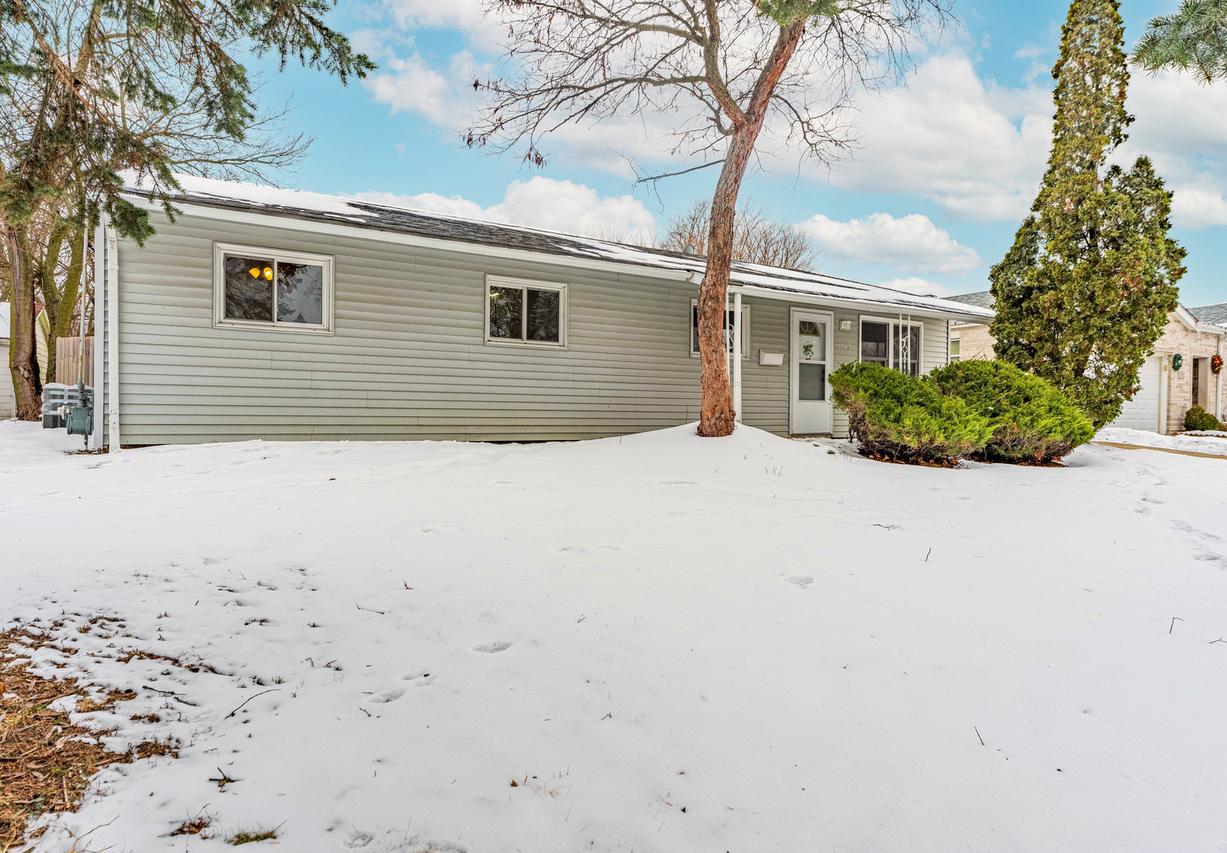 1348 Hartford St., Glendale Heights, IL 60139