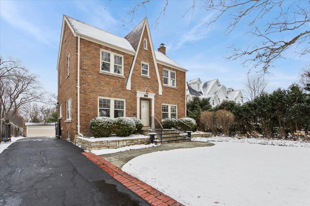 435 N Garfield Ave., Hinsdale, IL 60521