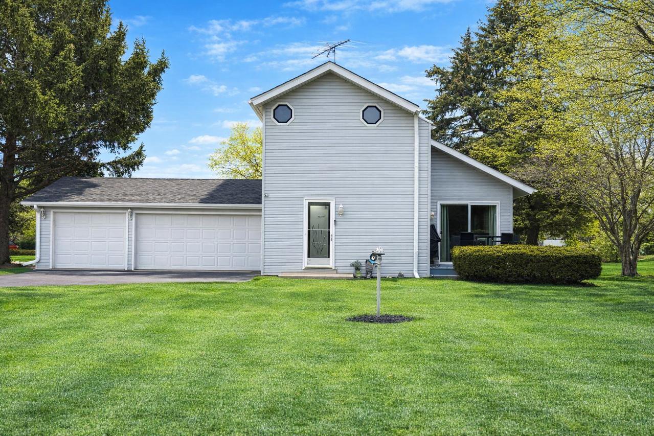 422 Pembroke Rd., Poplar Grove, IL 61065