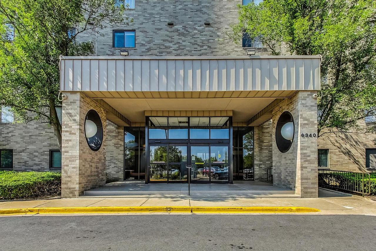 6340 Americana Dr. #904, Willowbrook, IL 60527