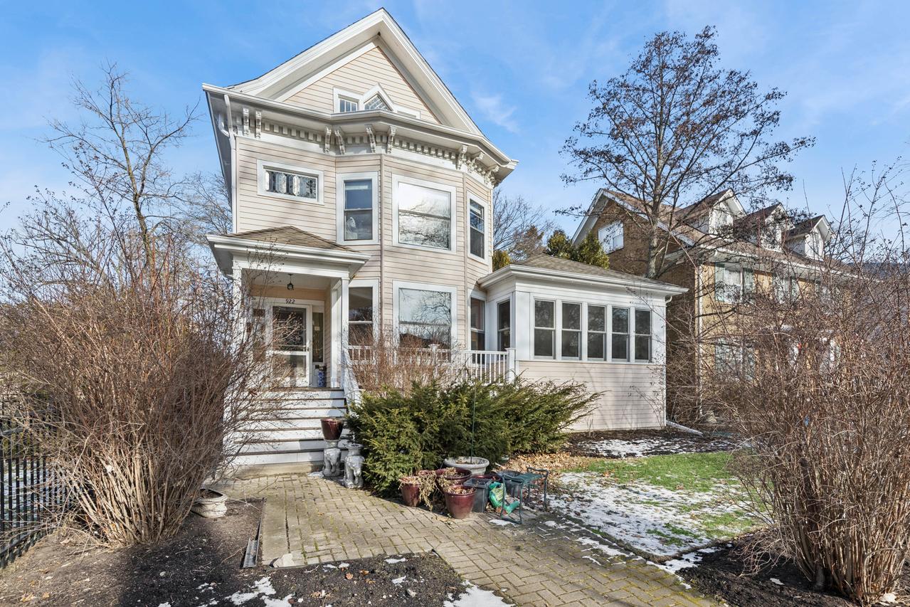 922 Forest Ave., Wilmette, IL 60091
