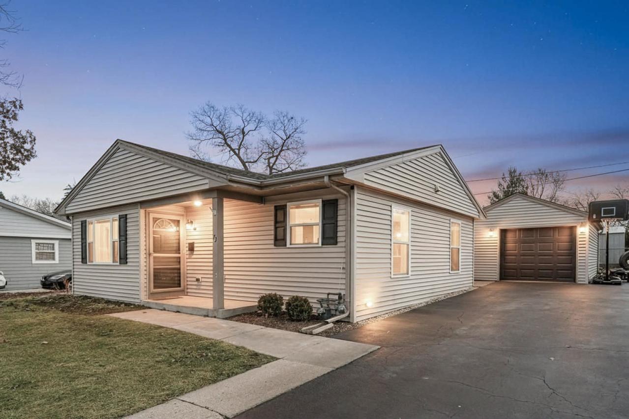 73 Wren Rd., Carpentersville, IL 60110