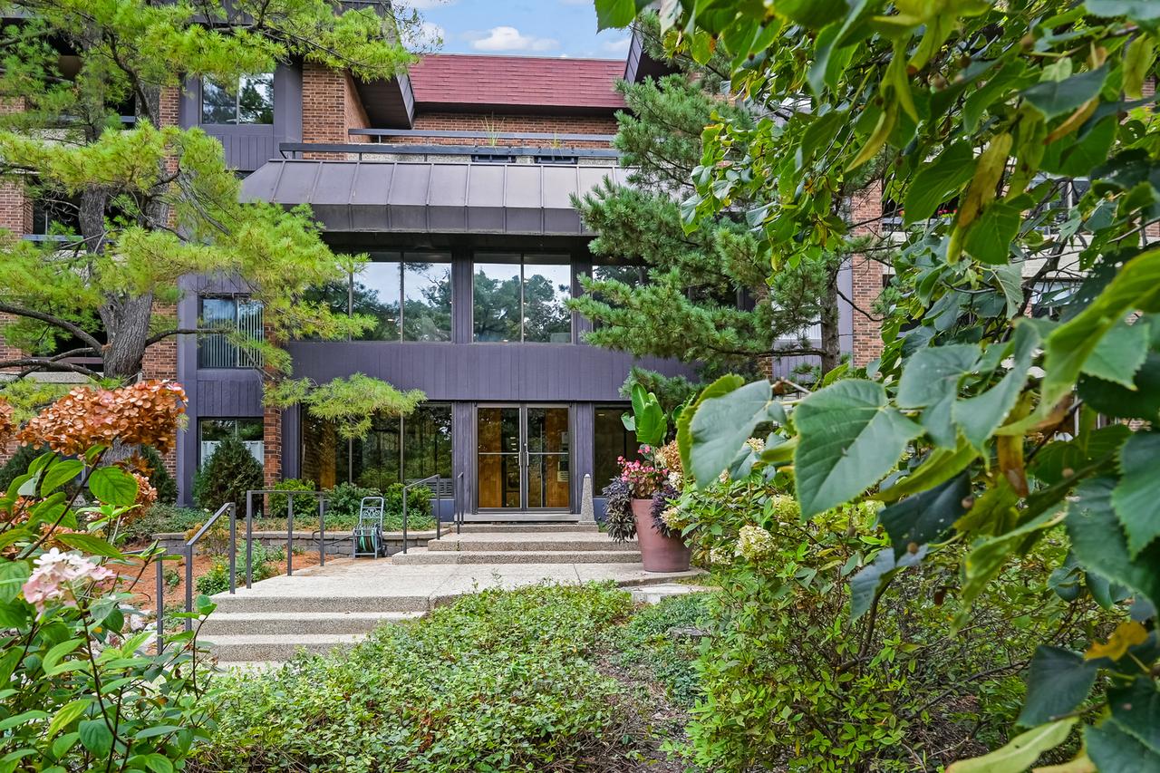 1409 Burr Oak Rd. #111A, Hinsdale, IL 60521