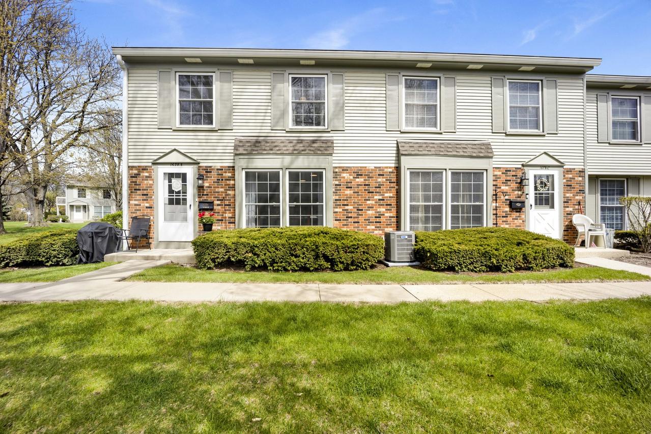 1678 Trowbridge Ct. #B, Wheaton, IL 60189