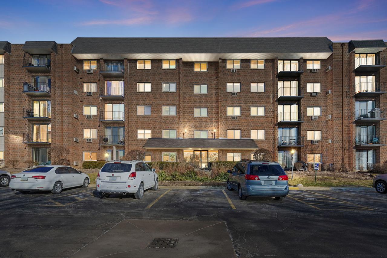 4711 Saint Joseph Creek Dr. #5H, Lisle, IL 60532