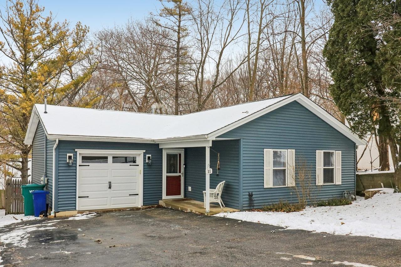 11 Highview Ave., Fox Lake, IL 60020