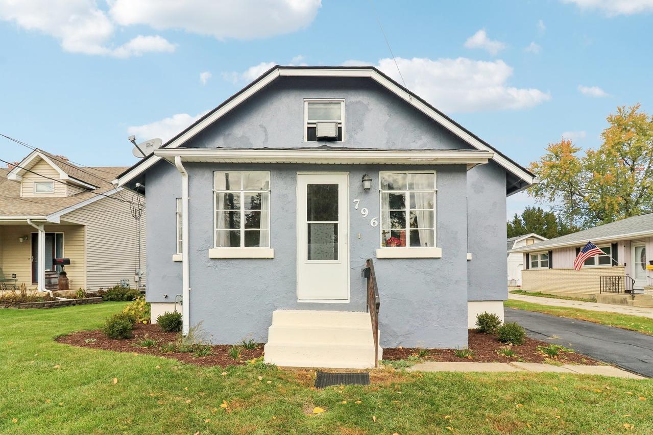 796 Parkway Ave., Elgin, IL 60120