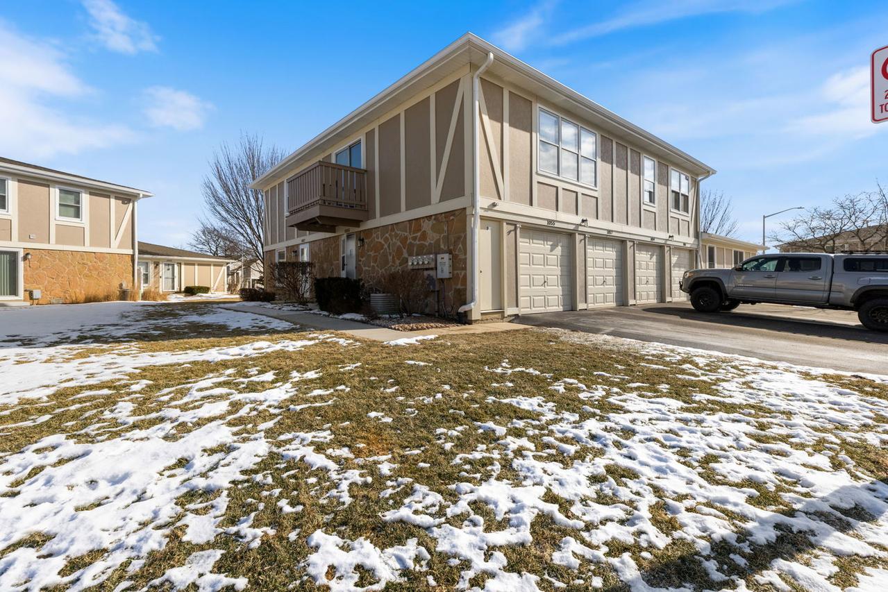 1055 Hampton Harbor, Schaumburg, IL 60193