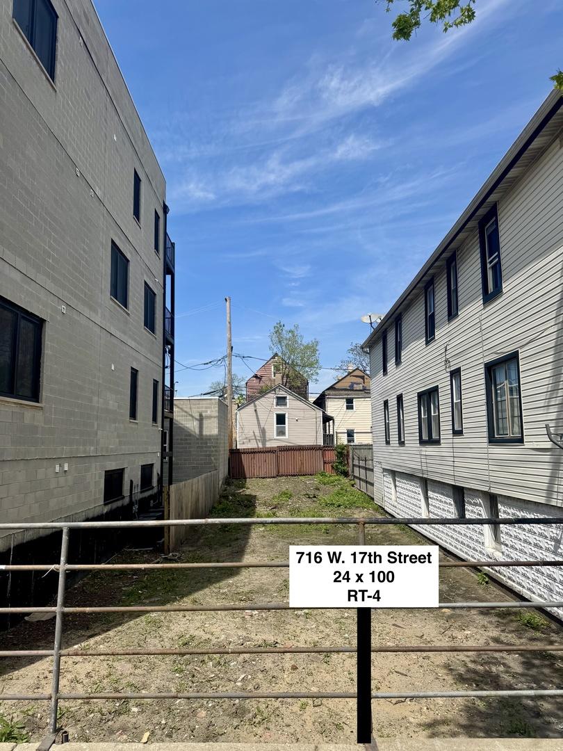 716 W 17th St., Chicago, IL 60616