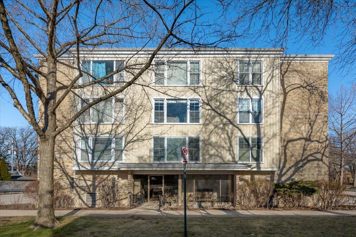 601 Ridge Rd. #202, Wilmette, IL 60091