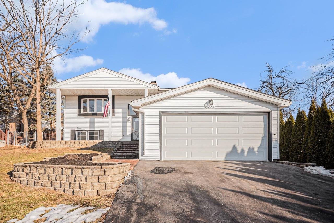 521 Pawnee Dr., Lake In The Hills, IL 60156