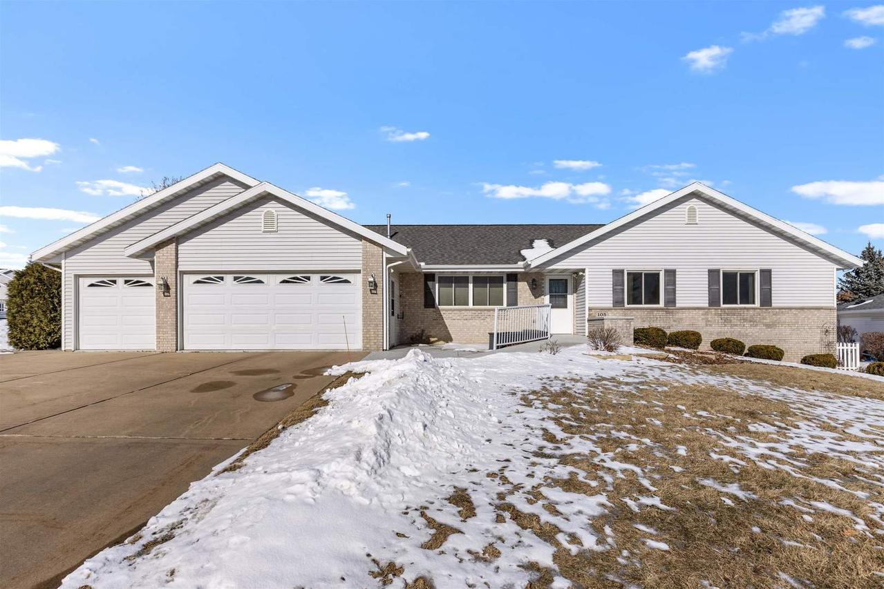 105 Rollin Dr., Lena, IL 61048