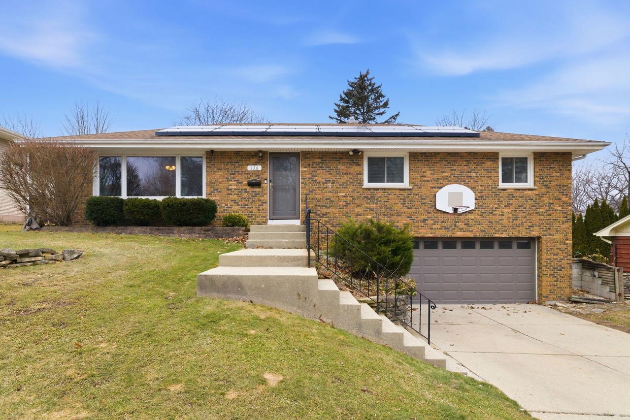 136 Mckinstry Dr., Elgin, IL 60123