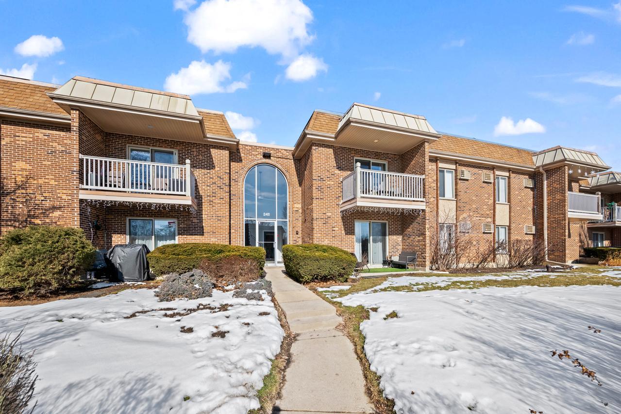 2411 N Kennicott Dr. #2B, Arlington Heights, IL 60004