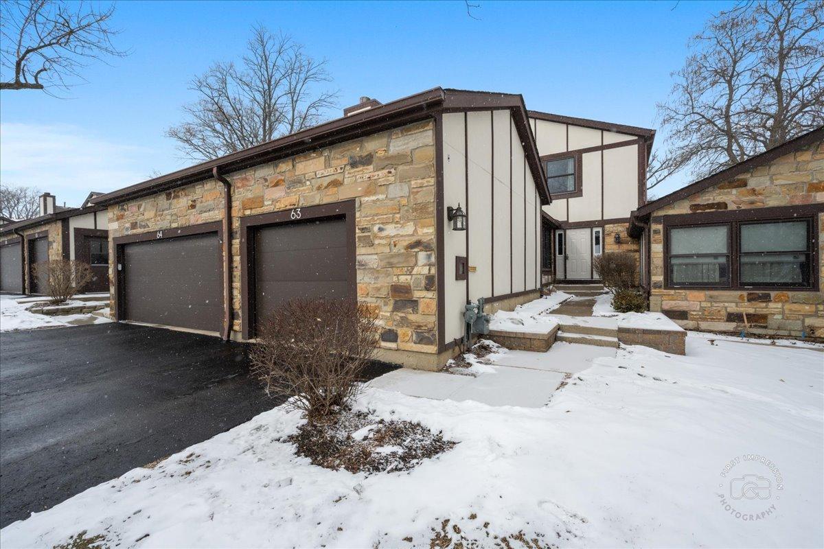 63 White Oak Cir., St. Charles, IL 60174