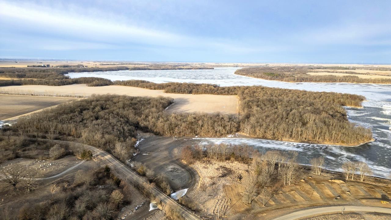 5751 White Pigeon Rd., Weldon, IL 61882