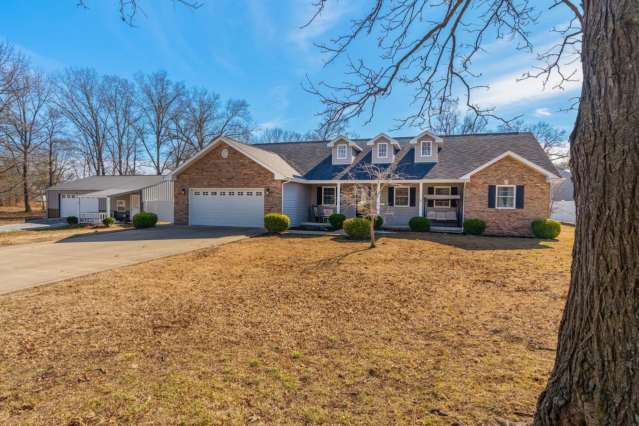 1144 W Webster St., Benton, IL 62812