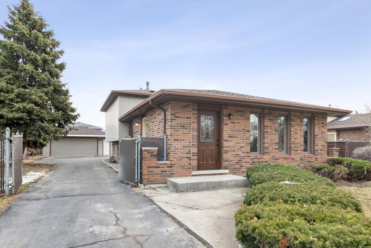 9237 S 77th Ave., Hickory Hills, IL 60457