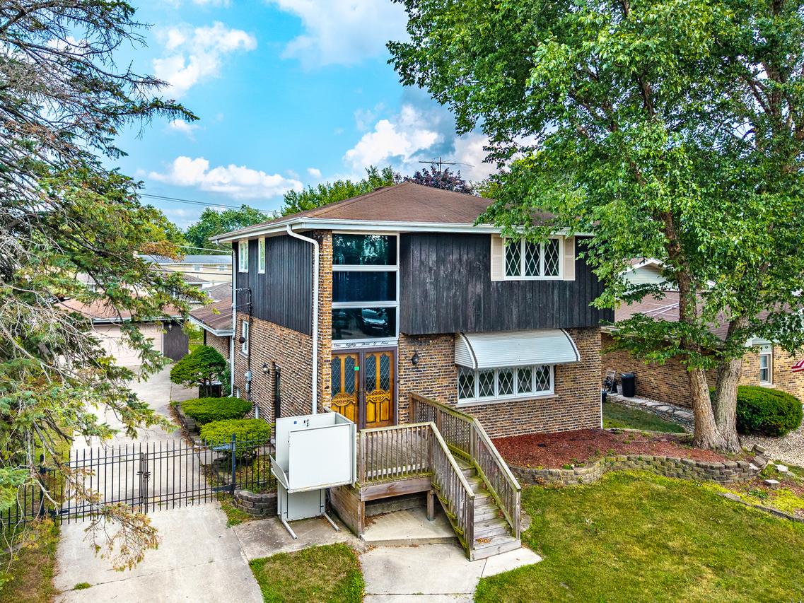 18309 Bock Rd., Lansing, IL 60438