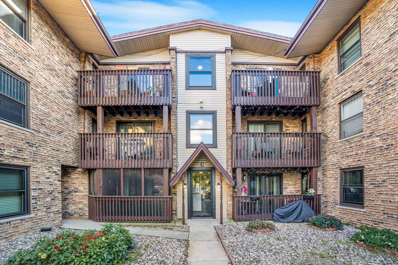 4553 W 56th St. #204, Chicago, IL 60629