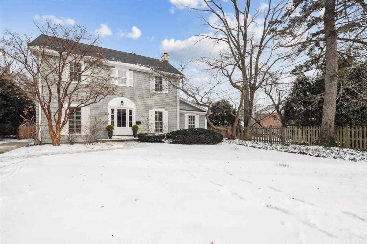 317 Vincent Ct., Lake Bluff, IL 60044