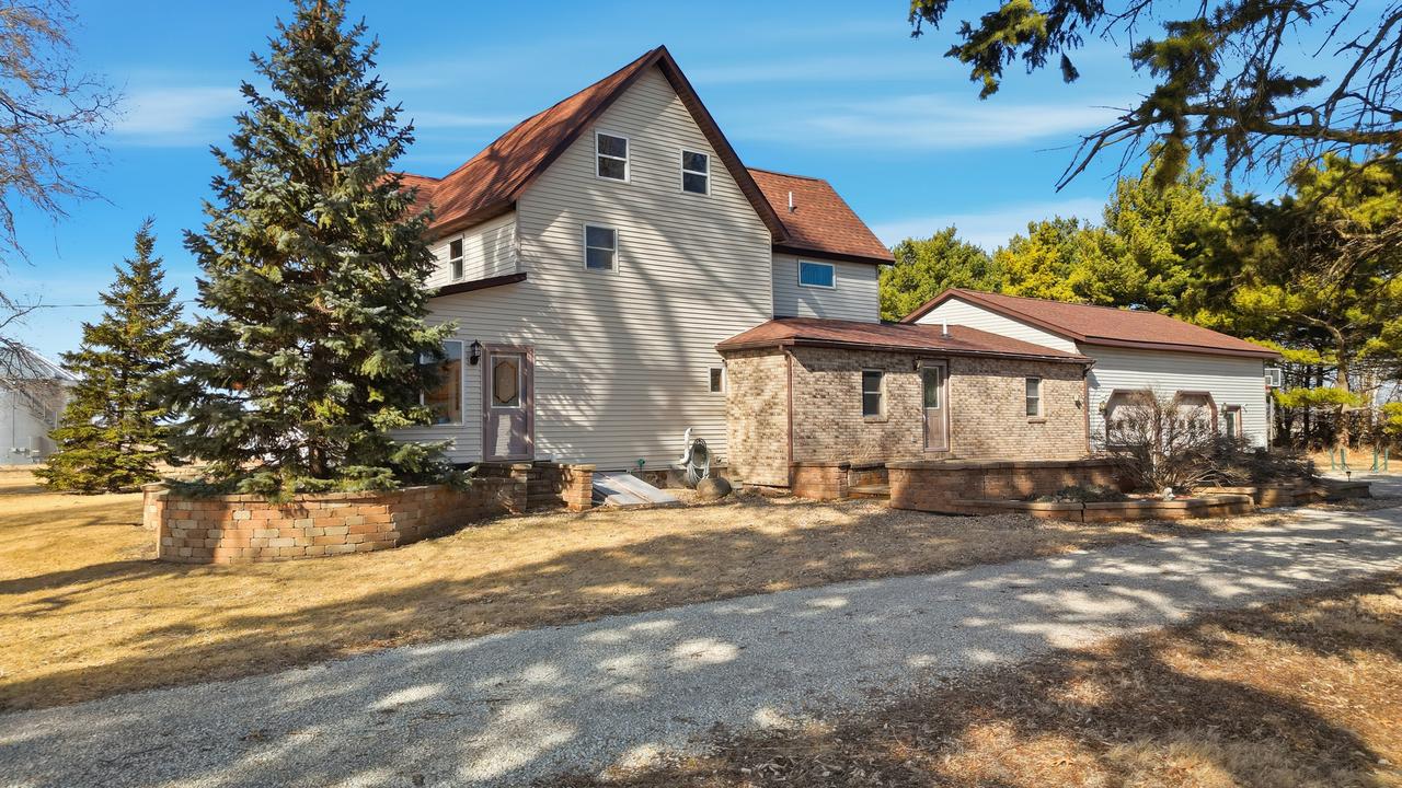 382 Keigwin Rd., Walnut, IL 61376