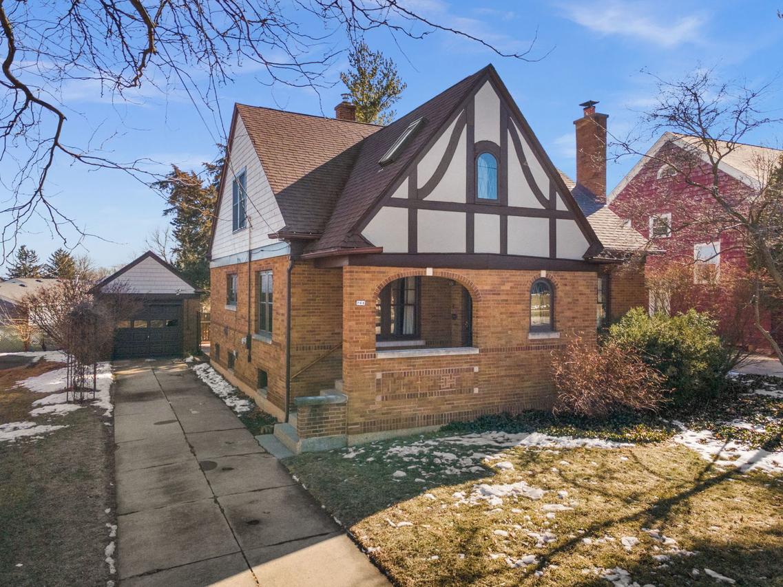 761 South St., Elgin, IL 60123