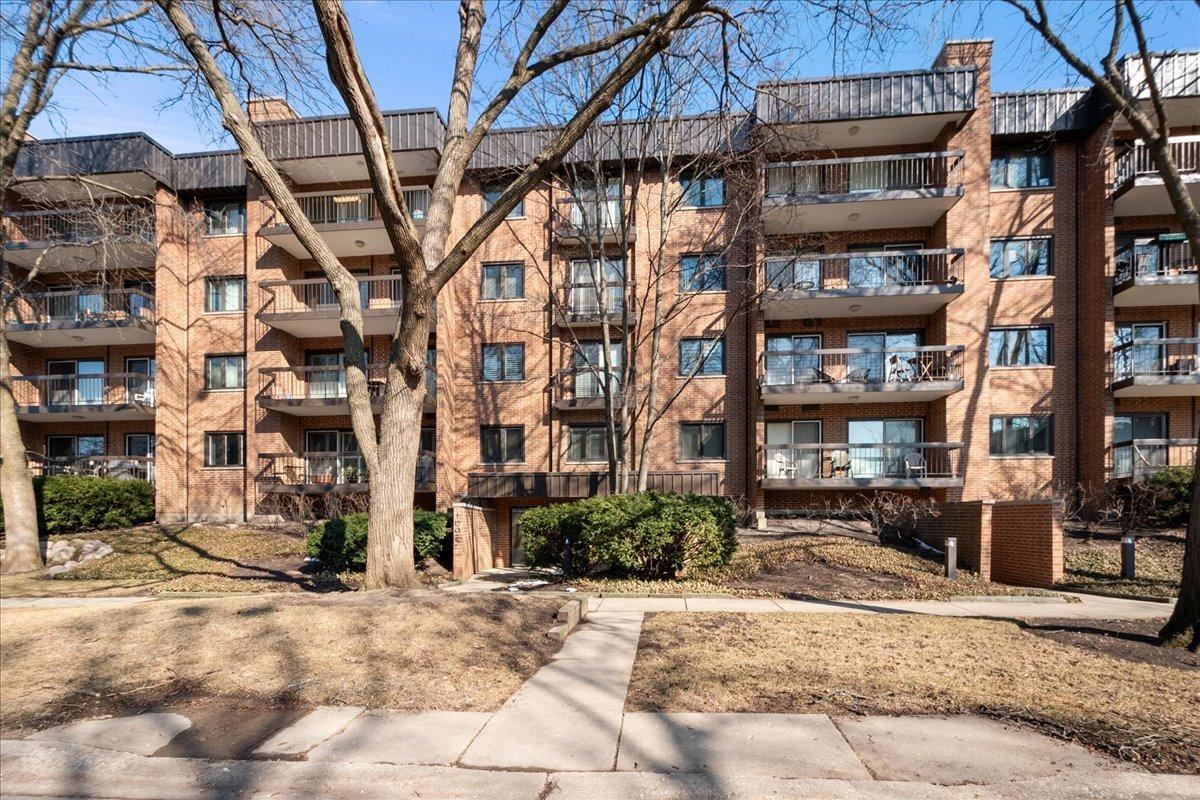 1695 2nd St. #305, Highland Park, IL 60035