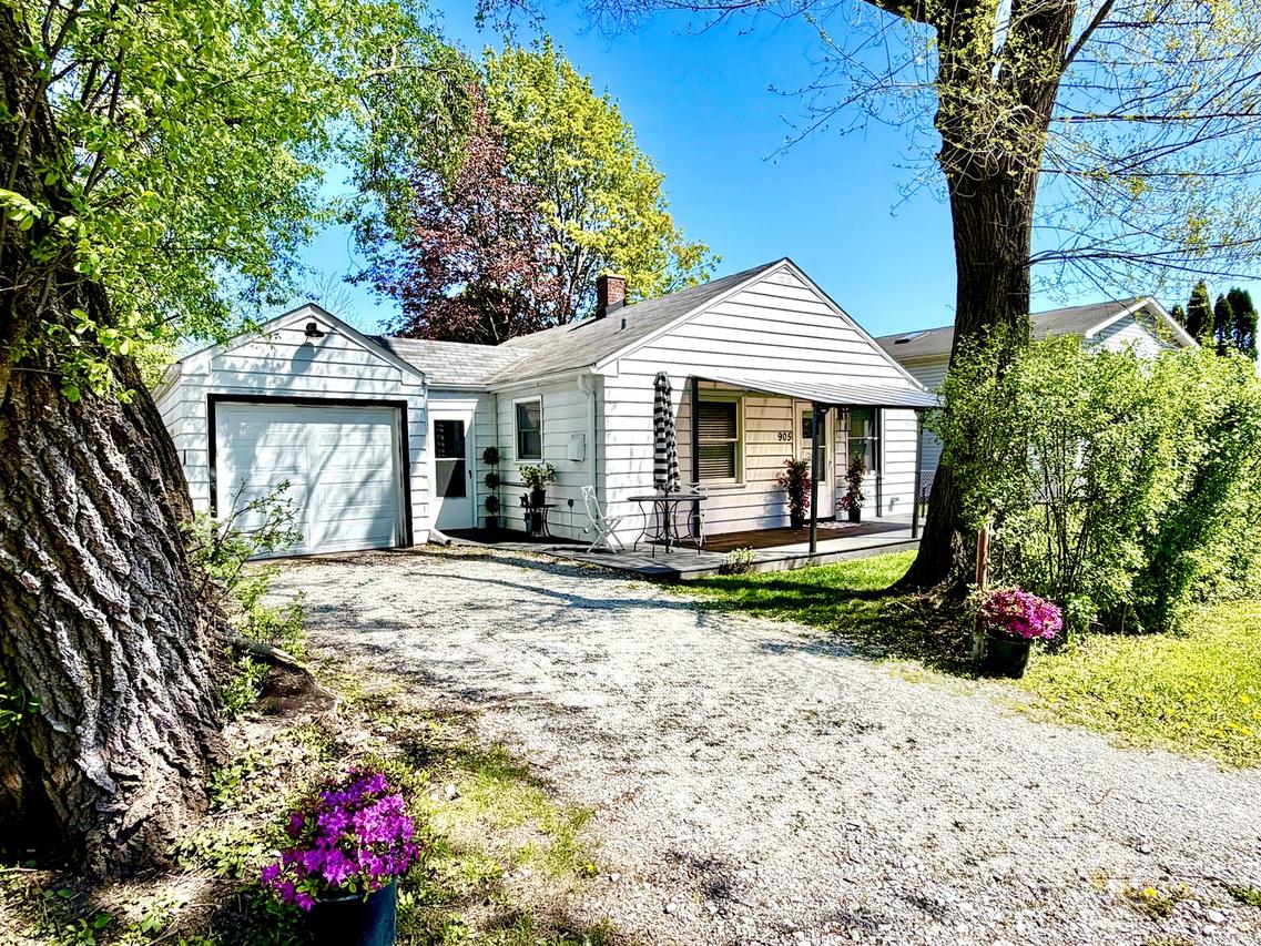 905 Rockland Rd., Lake Bluff, IL 60044