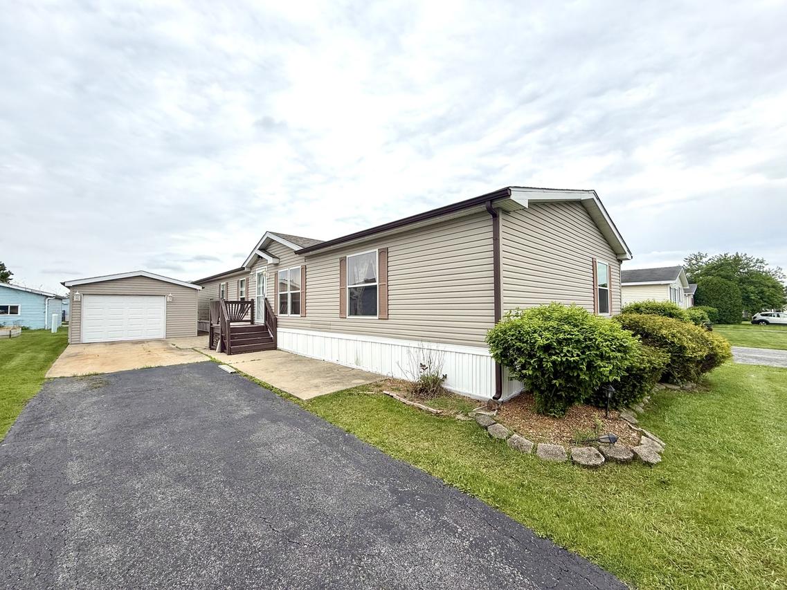 9 Swallow Ln., Beecher, IL 60401