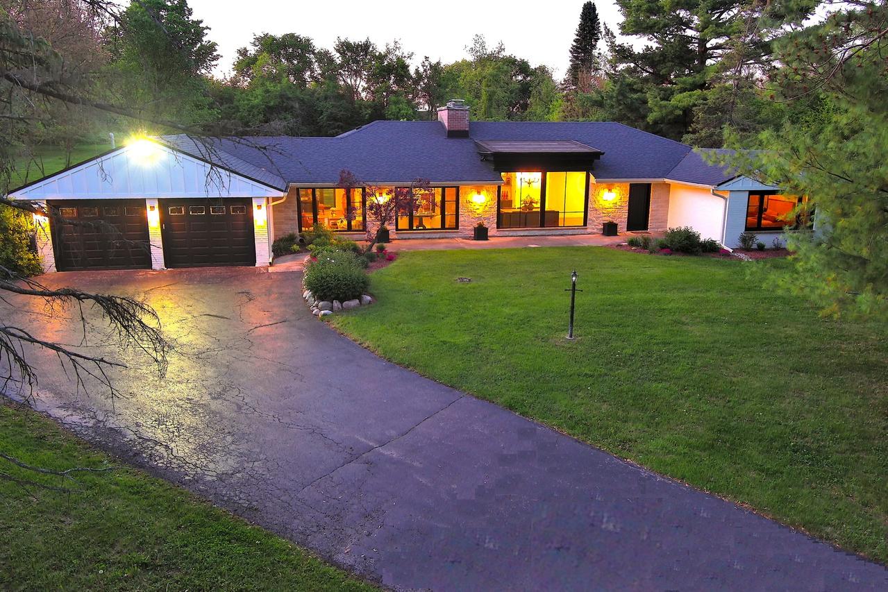 532 W Merri Oaks Rd., Barrington Hills, IL 60010