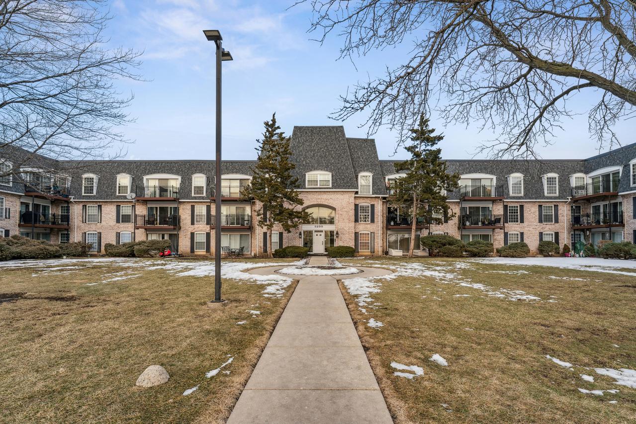 5200 Carriageway Dr. #117, Rolling Meadows, IL 60008