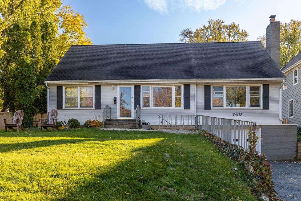 740 Prairie Ave., Naperville, IL 60540
