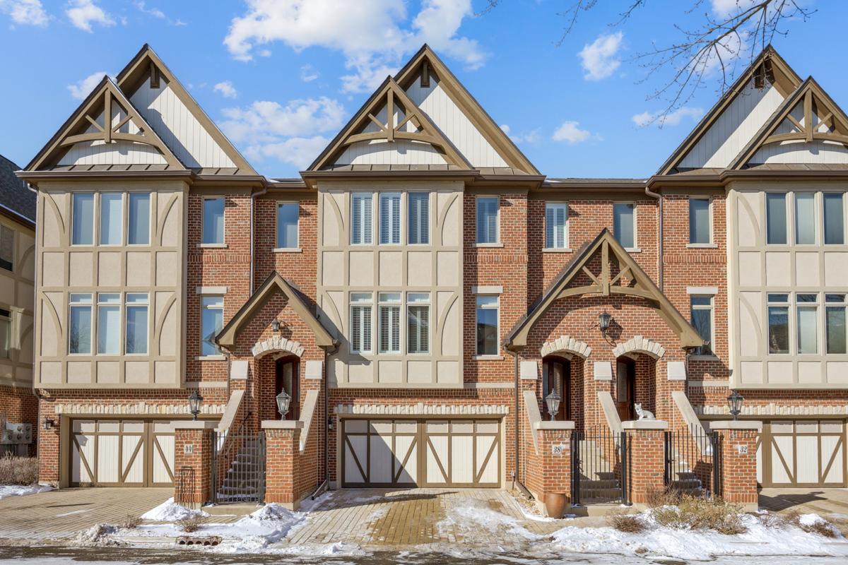 38 Bluestone Dr., St. Charles, IL 60174