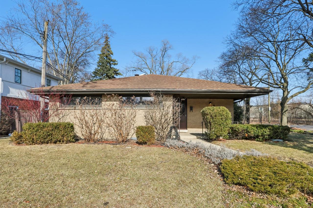 6890 N Loron Ave., Chicago, IL 60646