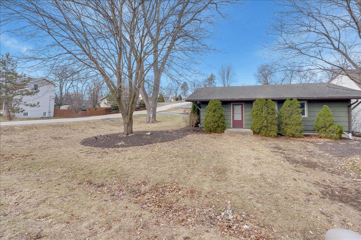 411 E Oak St., Lake In The Hills, IL 60156