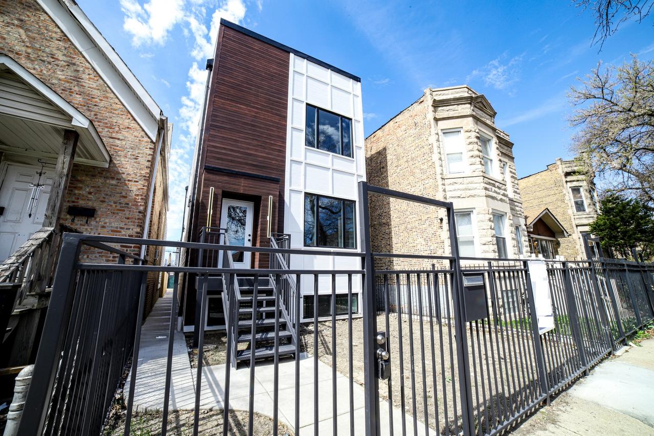 942 N Harding Ave., Chicago, IL 60651