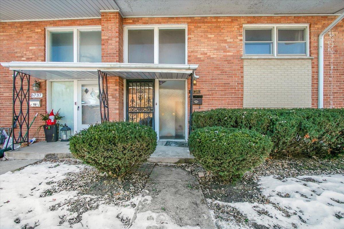 6735 N Lawndale Ave., Lincolnwood, IL 60712