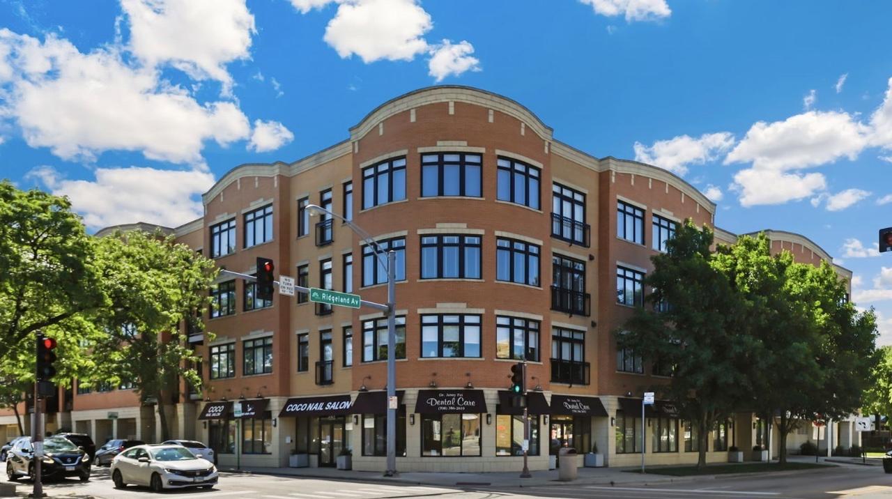 106 S Ridgeland Ave. #412, Oak Park, IL 60302