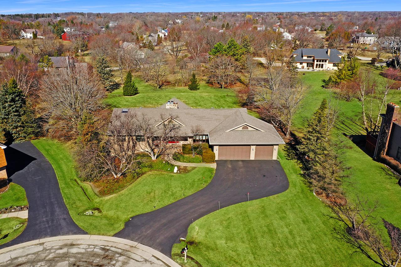 21 N Highview Cir., Hawthorn Woods, IL 60047