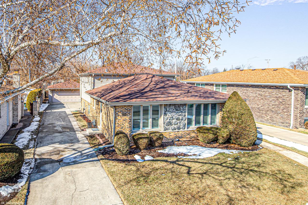 10304 Linus Ln., Oak Lawn, IL 60453