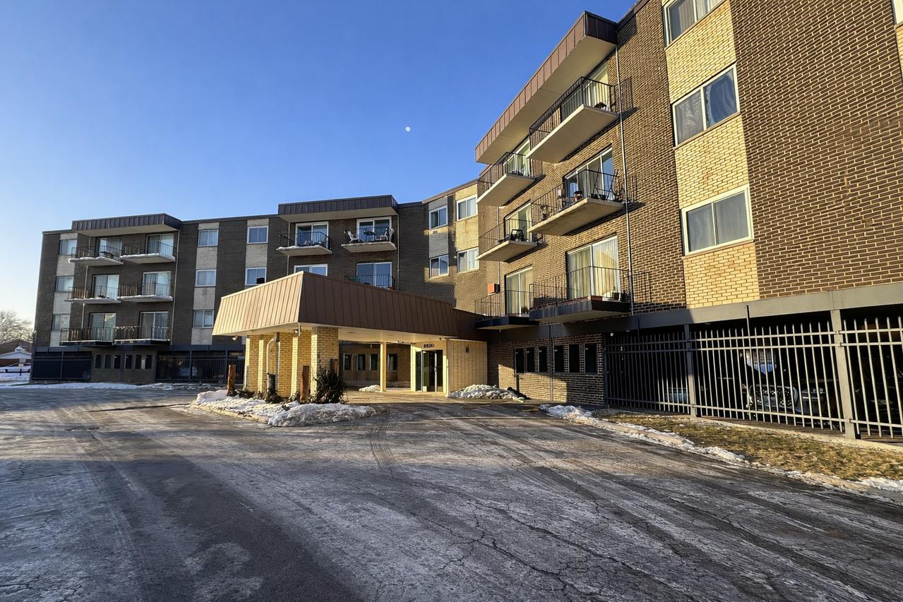 9820 S Pulaski Rd. #122, Oak Lawn, IL 60453