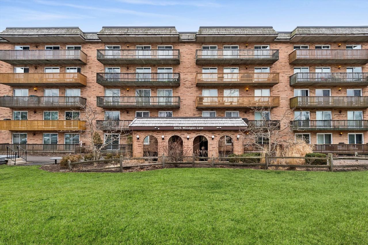 8025 Woodglen Ln. #112, Downers Grove, IL 60516