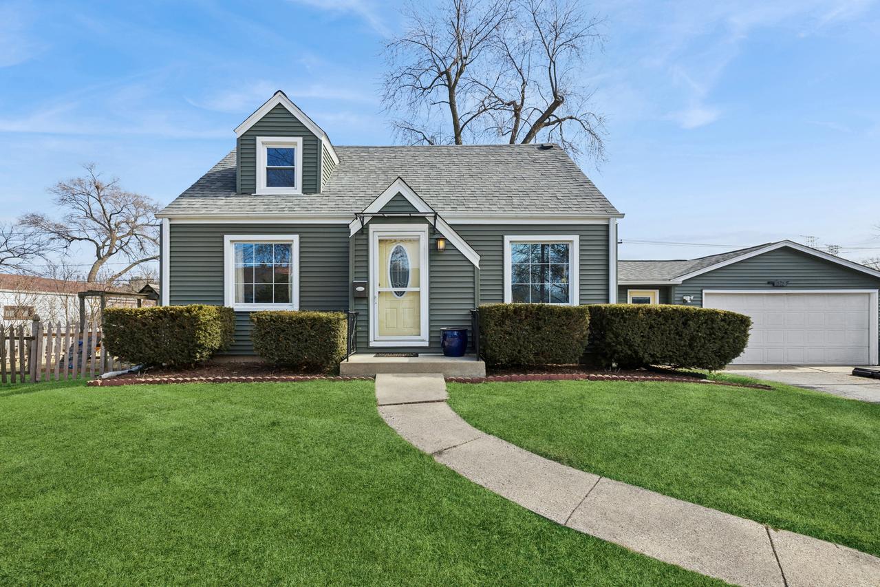 373 Woodbridge St., Des Plaines, IL 60016