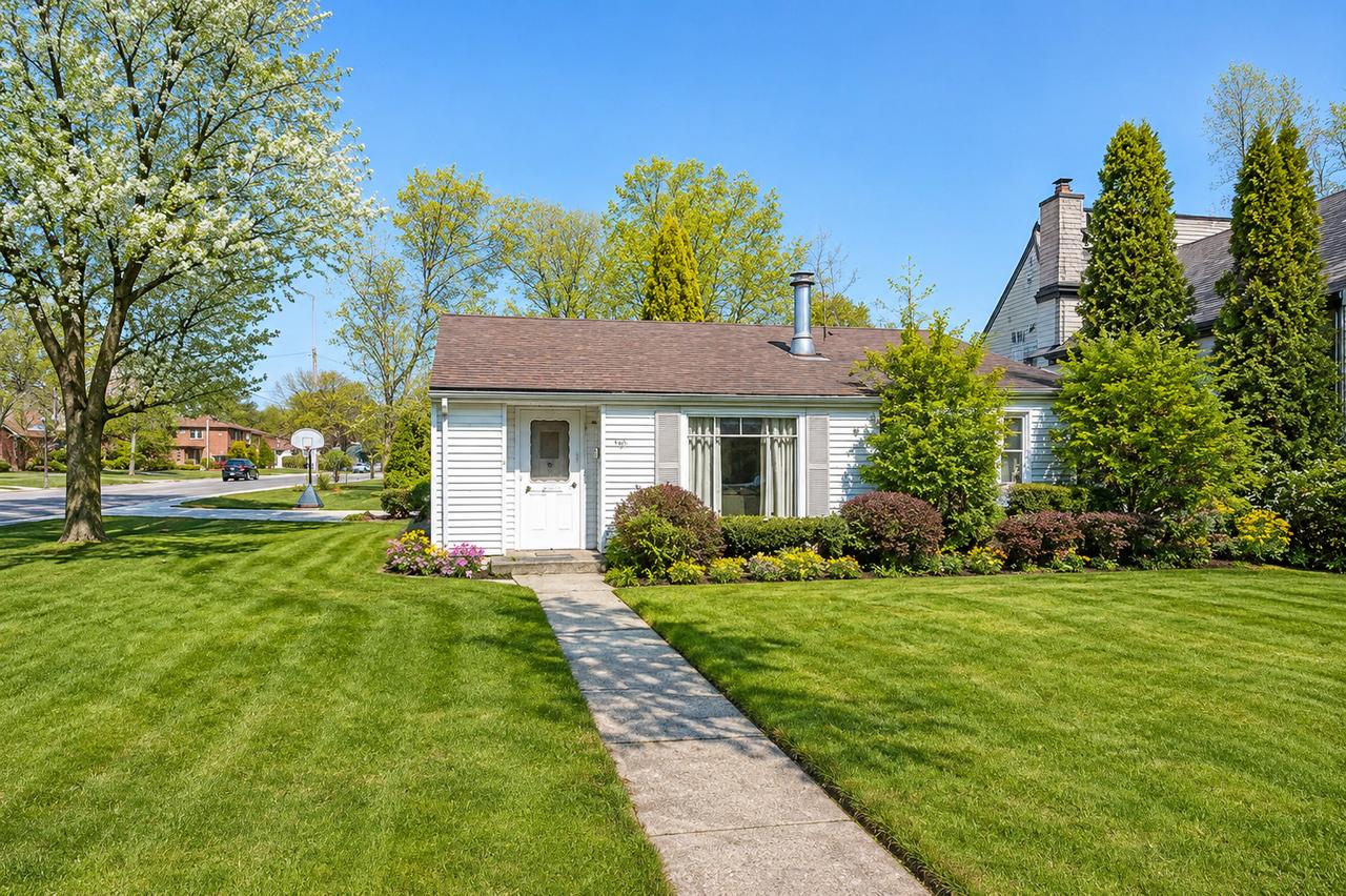 951 Hemlock St., Deerfield, IL 60015
