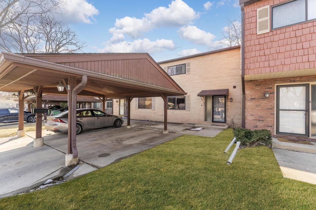 404 Arrow Tr., Wheeling, IL 60090