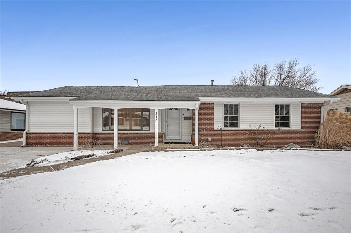 210 Brookhaven Dr., Elk Grove Village, IL 60007