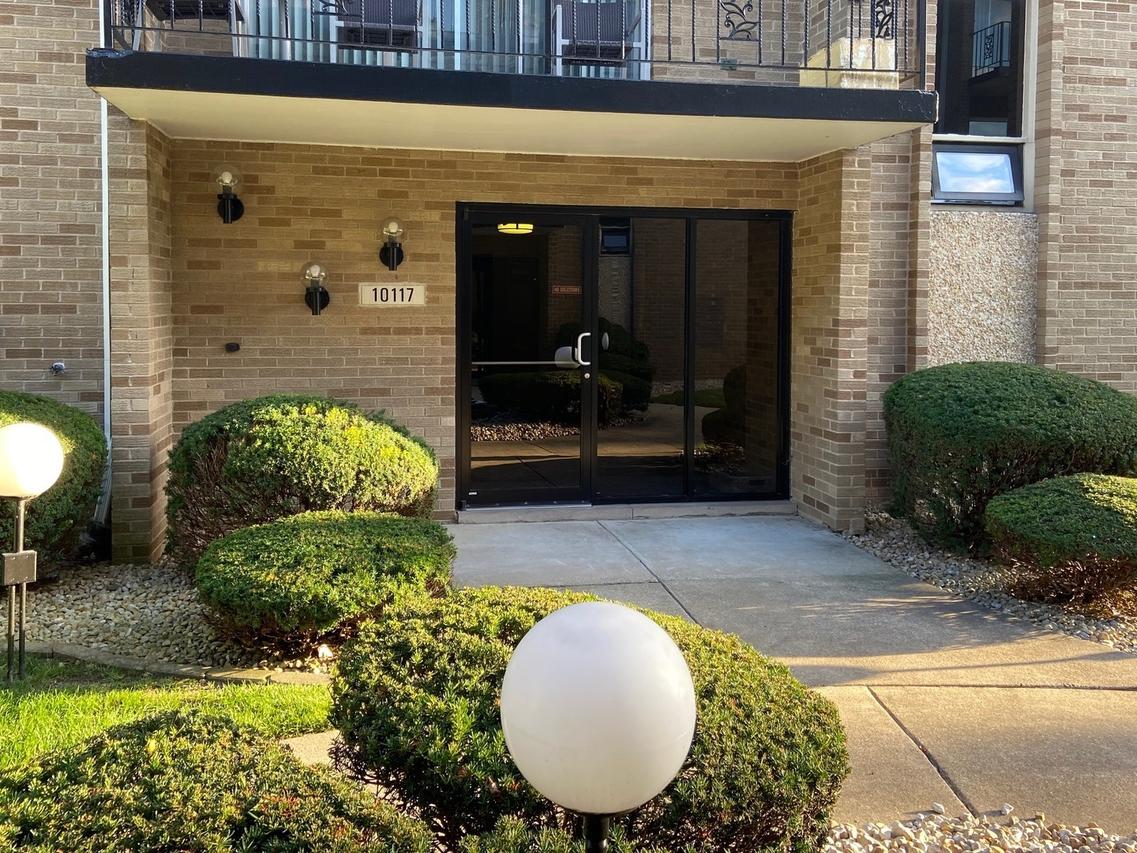 10117 S Cicero Ave. #205, Oak Lawn, IL 60453