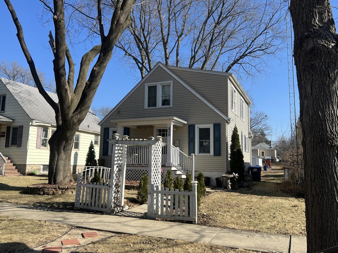 838 Glidden Ave., Dekalb, IL 60115