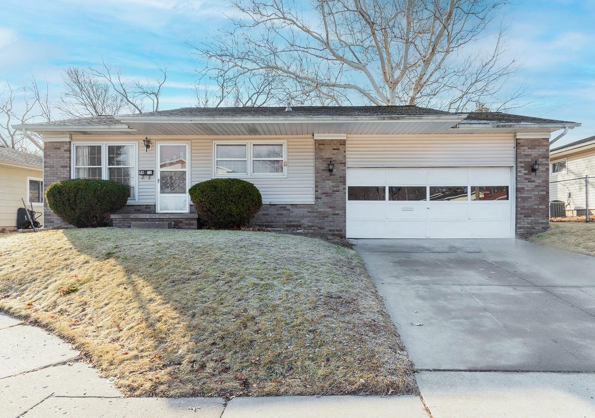 5418 11th Ave B, Moline, IL 61265